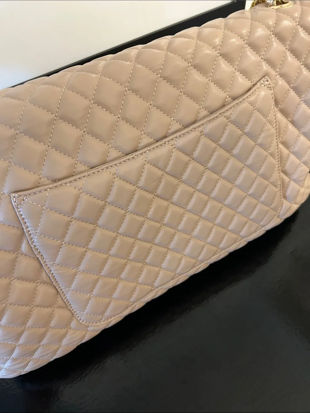 Quilted Nude Shoulder Weekender Bag with Gold Chain Large New - Picture 5 of 16
